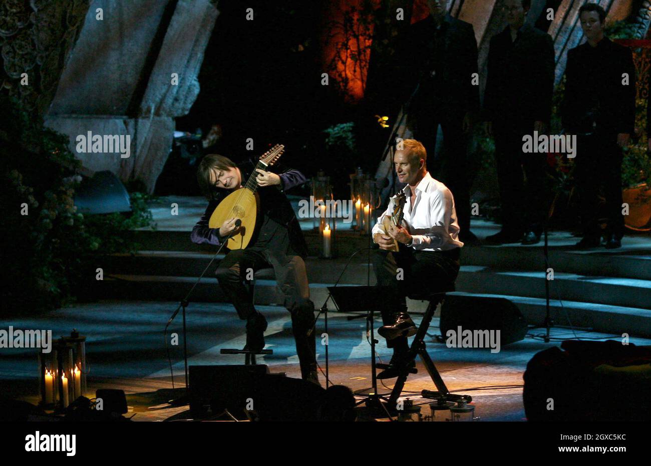 Sting (a destra) si esibisce presso la Royal Albert Hall con Edin Karamazov (a sinistra) nel centro di Londra durante i Classical Brit Awards 2007 il 3 maggio 2007. Foto Stock