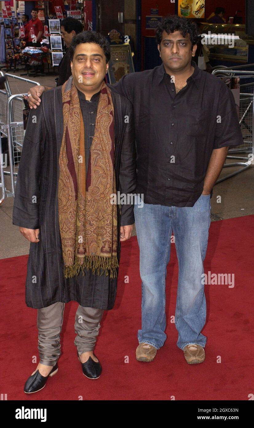 Il regista di Bollywood Anurag Basu (R) e il regista Ronnie Scresvala arriveranno per la prima mondiale della vita in metropolitana presso l'Empire Cinema di Leicester Square, nel centro di Londra l'8 maggio 2007. Foto Stock