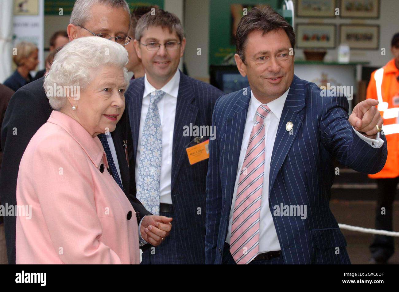 La Regina Elisabetta II vede i giardini espositivi al RHS Chelsea Flower Show di Londra il 21 maggio 2007. Foto Stock