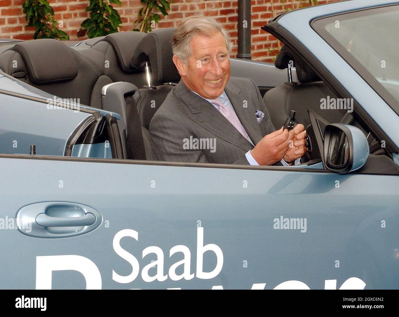 Prince Charles, Prince of Wales prova una nuova auto ecologica Saab durante una prova su strada intorno al parcheggio dell'Hampton Court Palace il 4 giugno 2007. Il Royal test drive ha avuto luogo davanti al Brighton a Londra Eco-Car Rally domani. Foto Stock