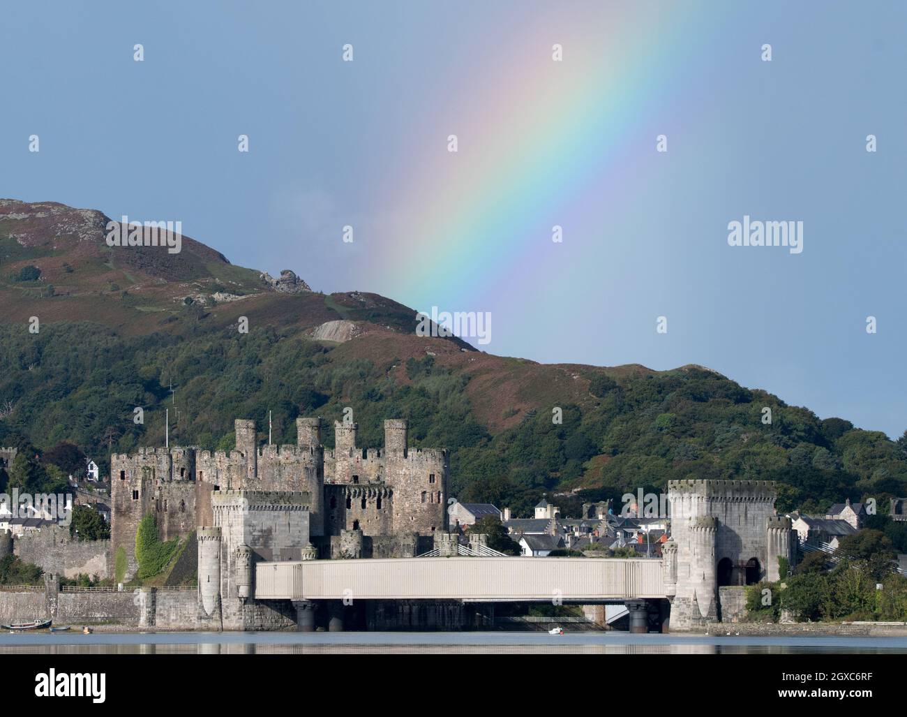 Rainbow sopra il castello di Conwy Foto Stock