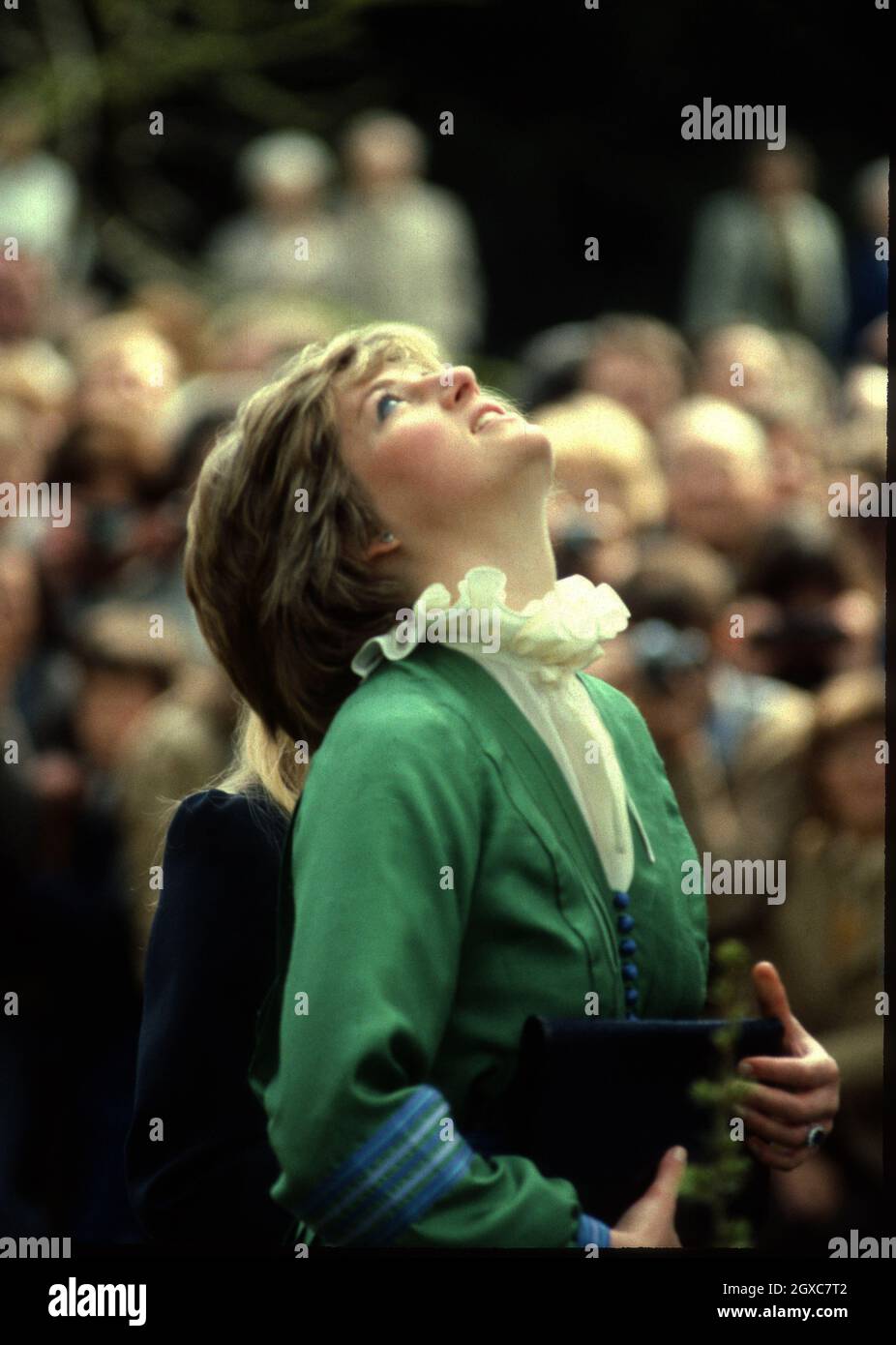 La Principessa Diana, allora Lady Diana Spencer, con un colletto a forma di torta, guarda verso i cieli mentre visita Broadlands, l'ex casa di Lord Mountbatten, durante il suo impegno al Principe Carlo il 09 maggio 1981. Foto Stock