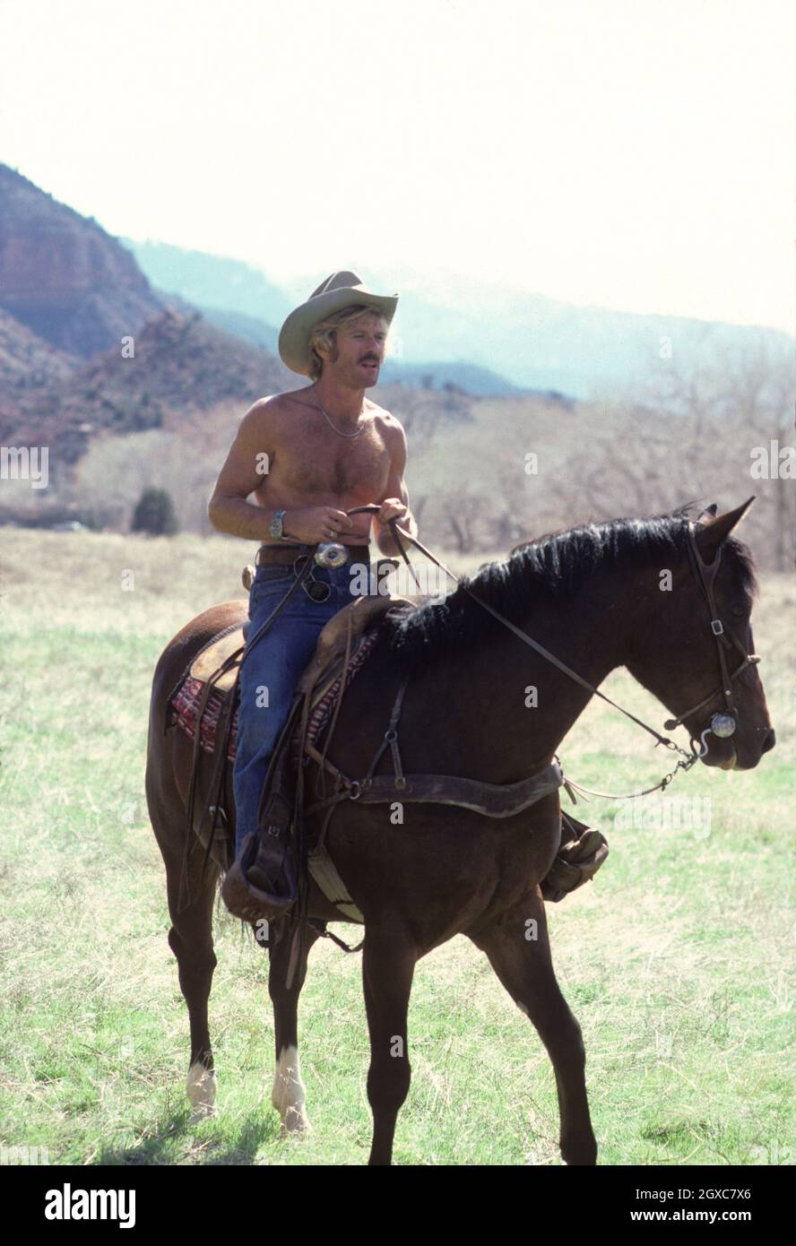 Robert Redford cavalca un cavallo durante le riprese di 'The Electric Horseman', dirette da Sydney Pollack il 1 marzo 1979 nello Utah, USA. Foto Stock
