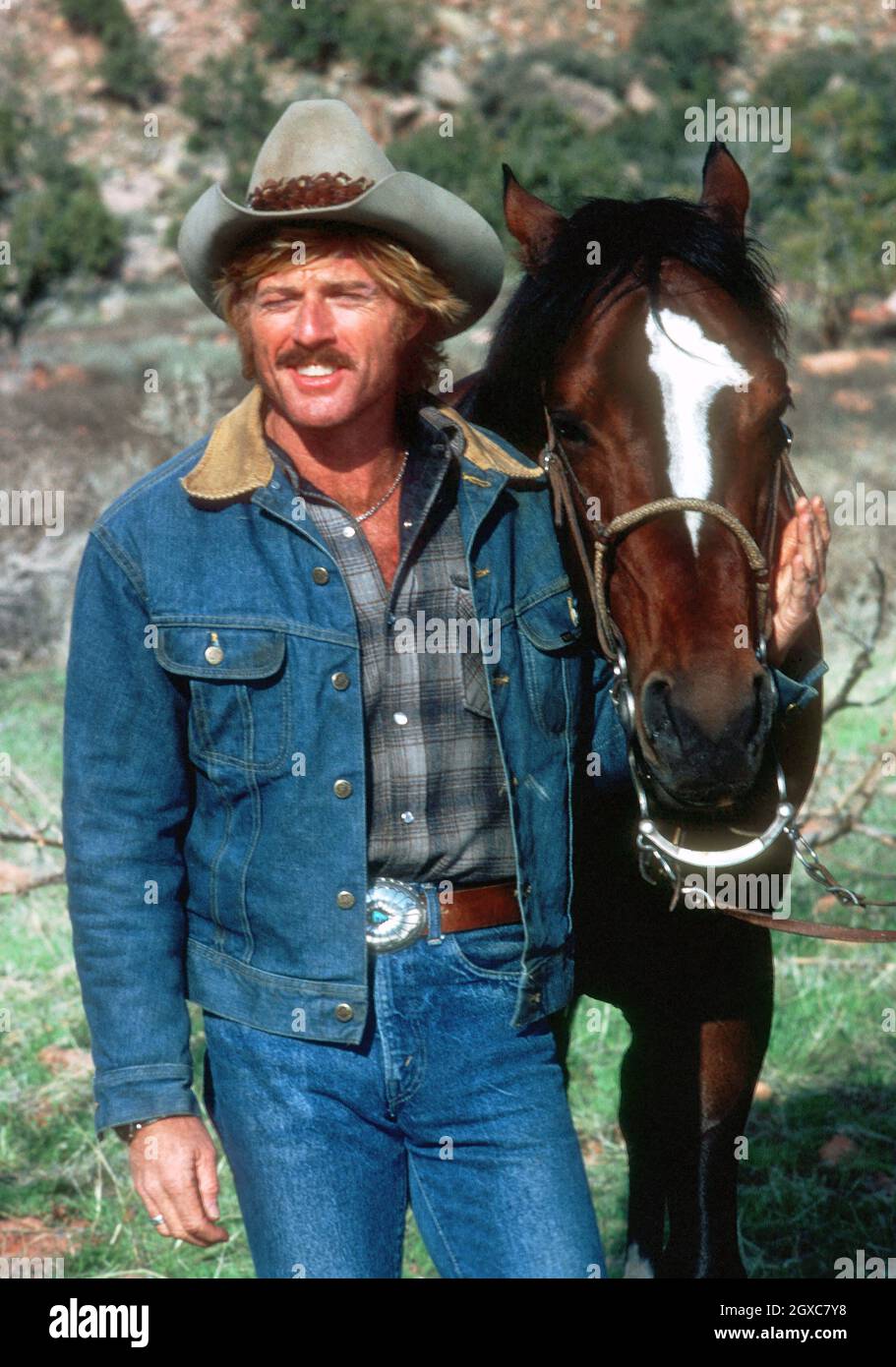 Robert Redford con un cavallo durante le riprese di 'The Electric Horseman', dirette da Sydney Pollack il 1 marzo 1979 nello Utah, USA. Foto Stock