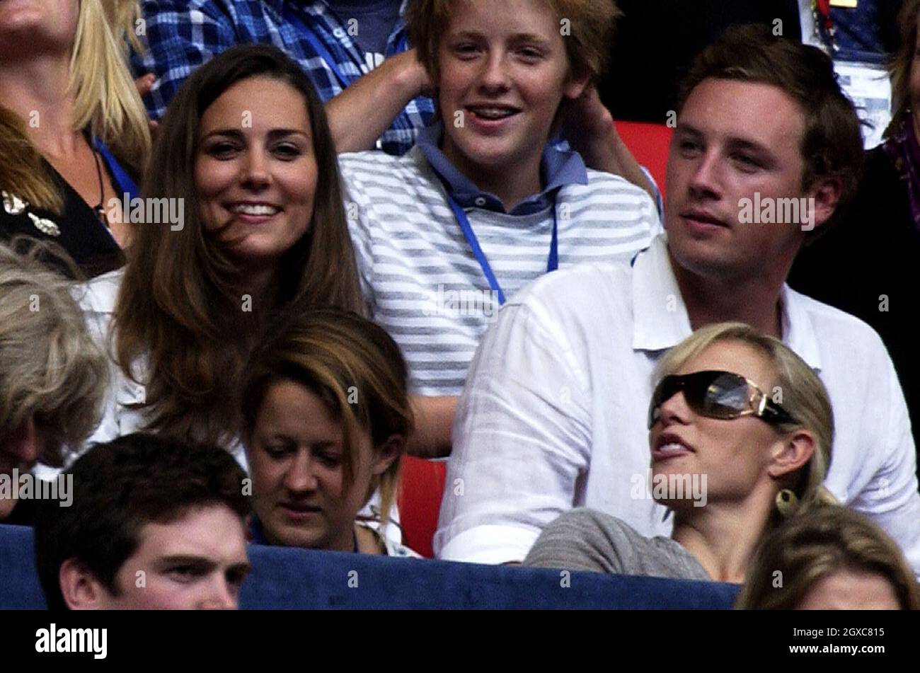 Kate Middleton e Zara Phillips guardano il Concerto per Diana dal Royal  Box, Wembley Stadium, Londra Foto stock - Alamy