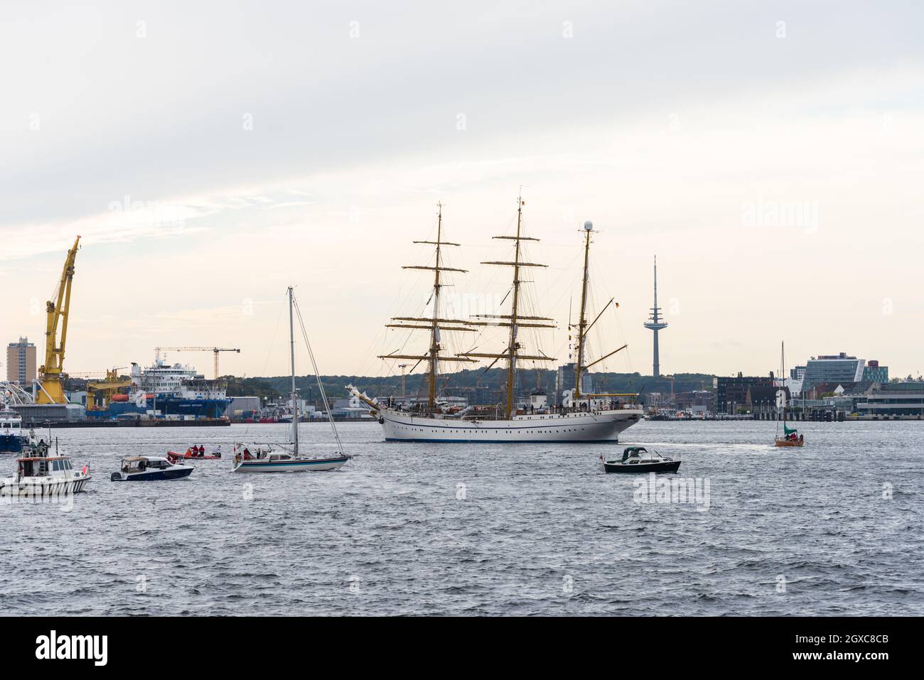 Kiel, 4. Oktober 2021, Marinestützpunkt Kiel-Wik. Willkommen zu Hause! Segelschulschiff „Gorch Fock“ kehrt Zurück in den Heimathafen Kiel. Großer dipend Foto Stock