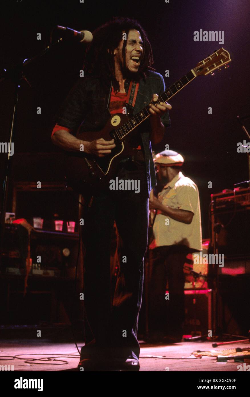 Bob Marley suona la sua chitarra sul palco durante il concerto Foto stock -  Alamy