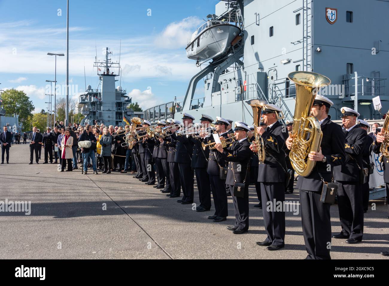 Kiel, 4. Oktober 2021, Marinestützpunkt Kiel-Wik. Willkommen zu Hause! Segelschulschiff „Gorch Fock“ kehrt Zurück in den Heimathafen Kiel. Großer dipend Foto Stock