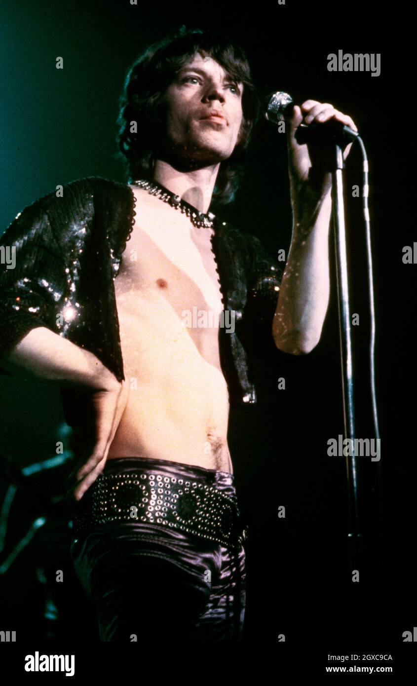 La stella del rock Mick Jagger dei Rolling Stones si esibisce sul palco Foto Stock