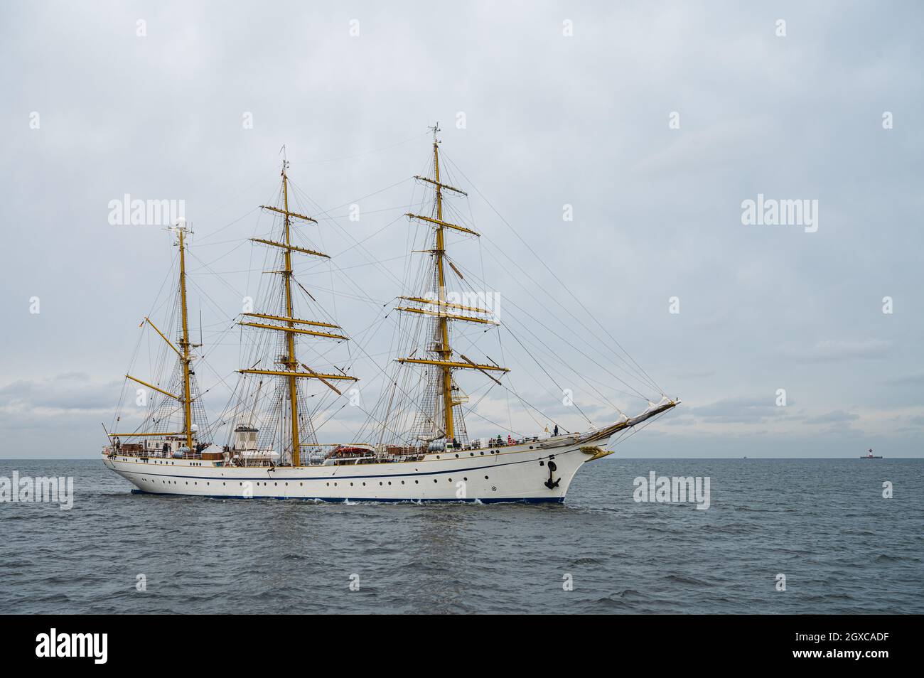 Kiel, 4. Oktober 2021, Marinestützpunkt Kiel-Wik. Willkommen zu Hause! Segelschulschiff „Gorch Fock“ kehrt Zurück in den Heimathafen Kiel. Großer dipend Foto Stock