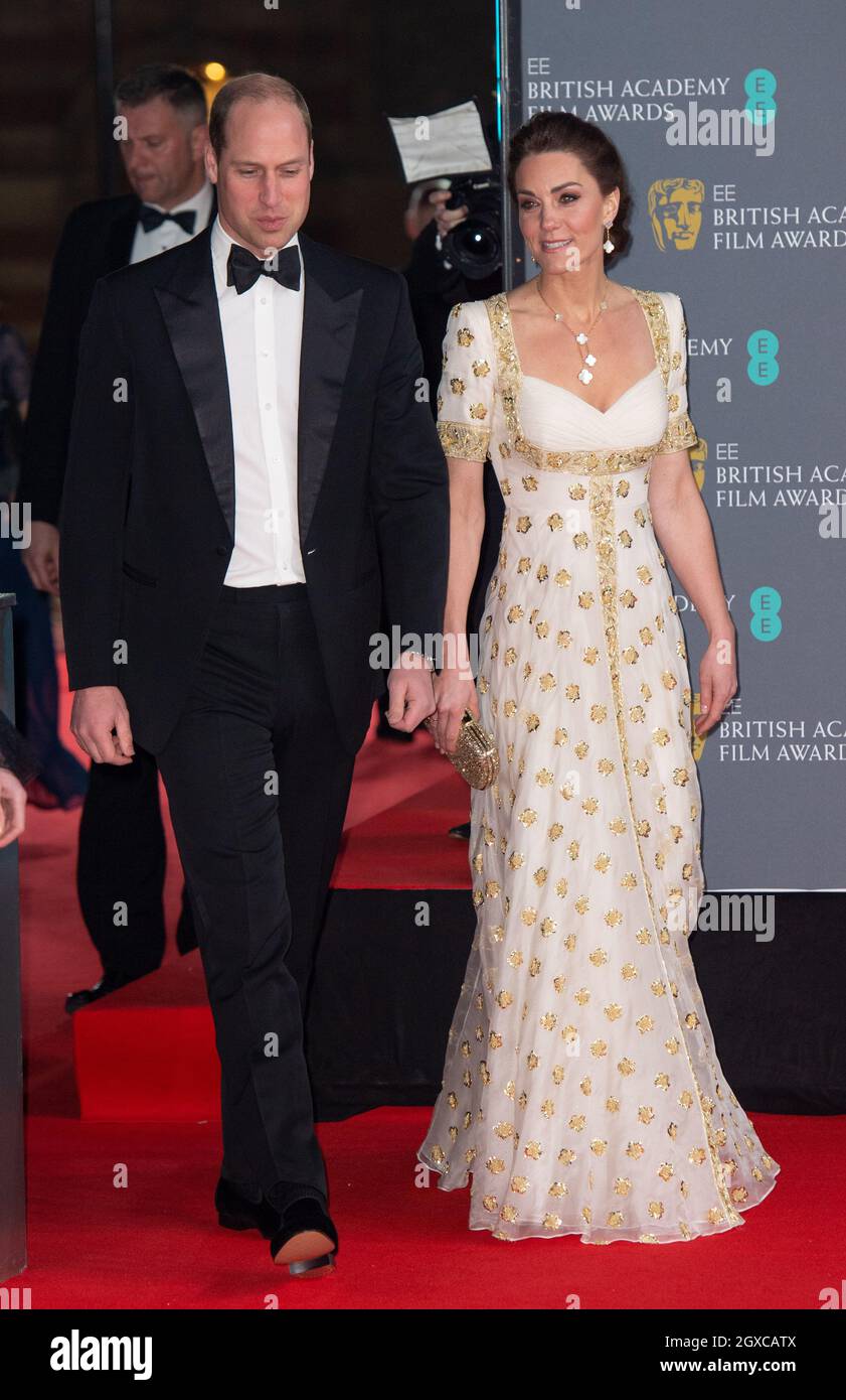 Il Duca di Cambridge, presidente del BAFTA, e la Duchessa di Cambridge con abito bianco e oro a tutta lunghezza di Alexander McQueen, arrivano alla cerimonia di premiazione BAFTA 2020 alla Royal Albert Hall di Londra il 02 febbraio 2020. Foto Stock