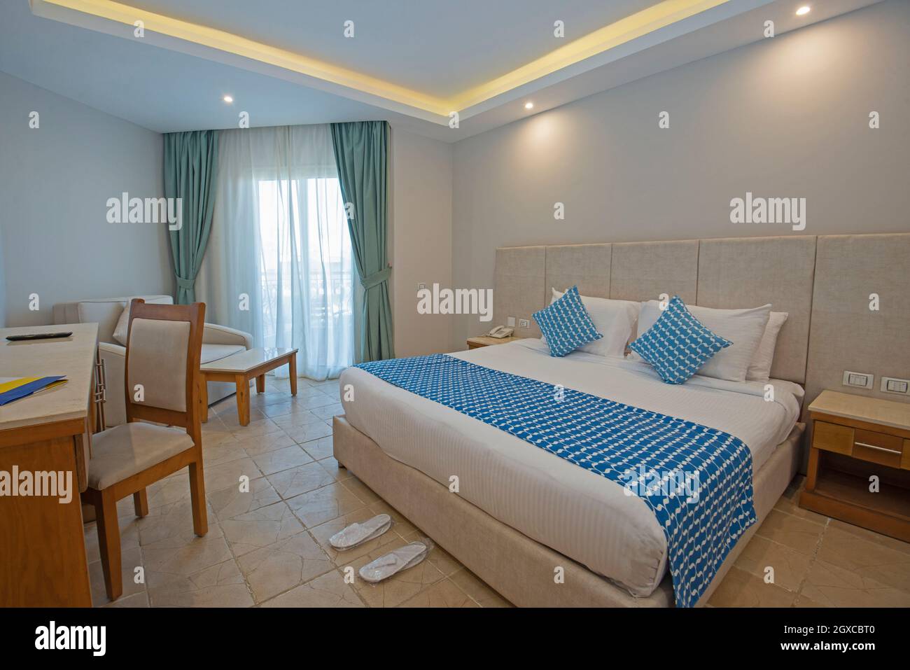 Letto doppio nella suite di una camera di lusso con arredamento moderno Foto Stock