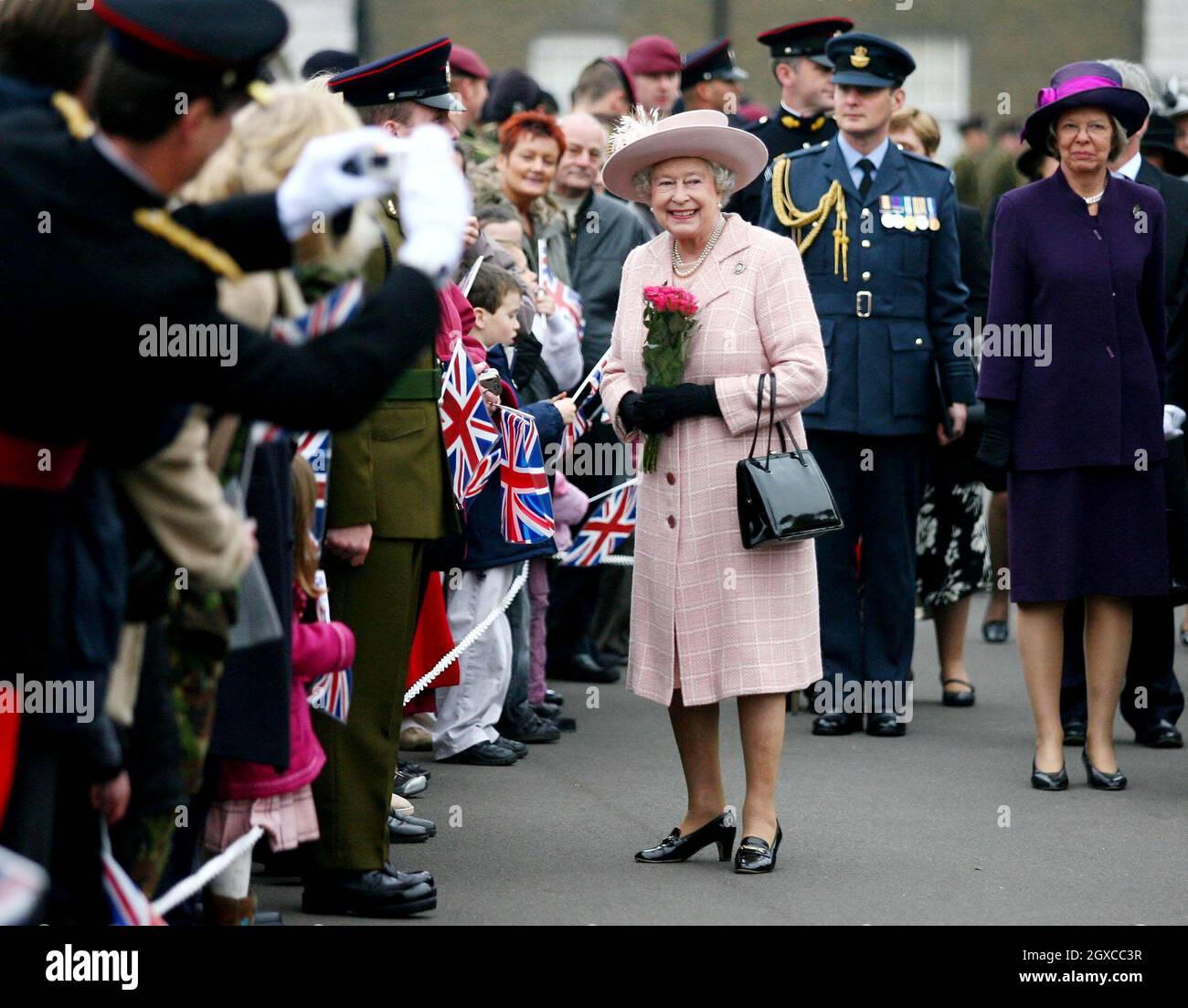 La regina Elisabetta II visita il corpo degli ingegneri reali a Brompton Barracks a Chatham, Kent. Foto Stock