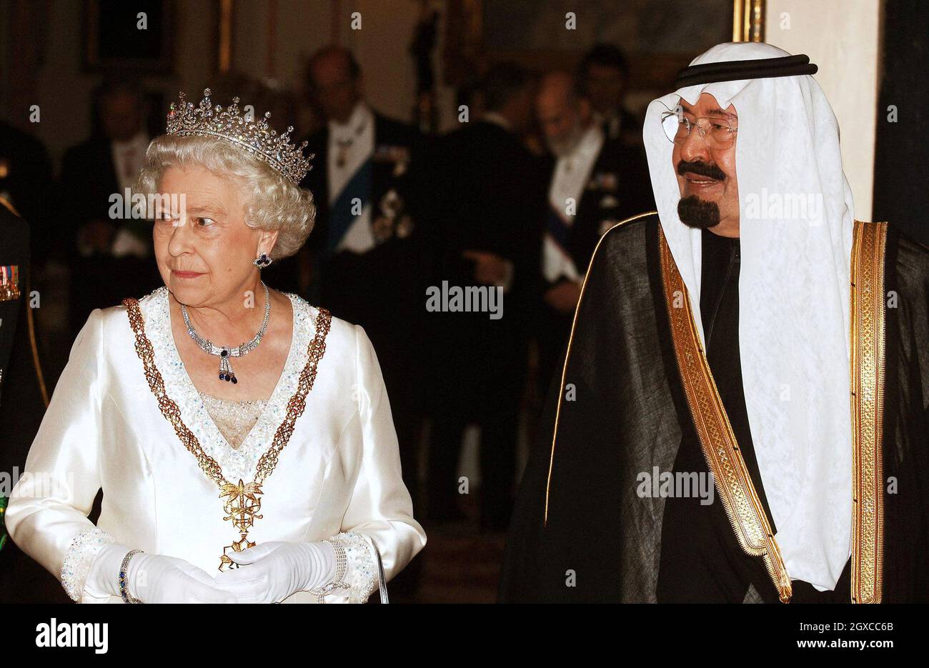 La regina Elisabetta II e il re Abdullah dell'Arabia Saudita arrivano per un banchetto di Stato a Buckingham Palace a Londra. Foto Stock