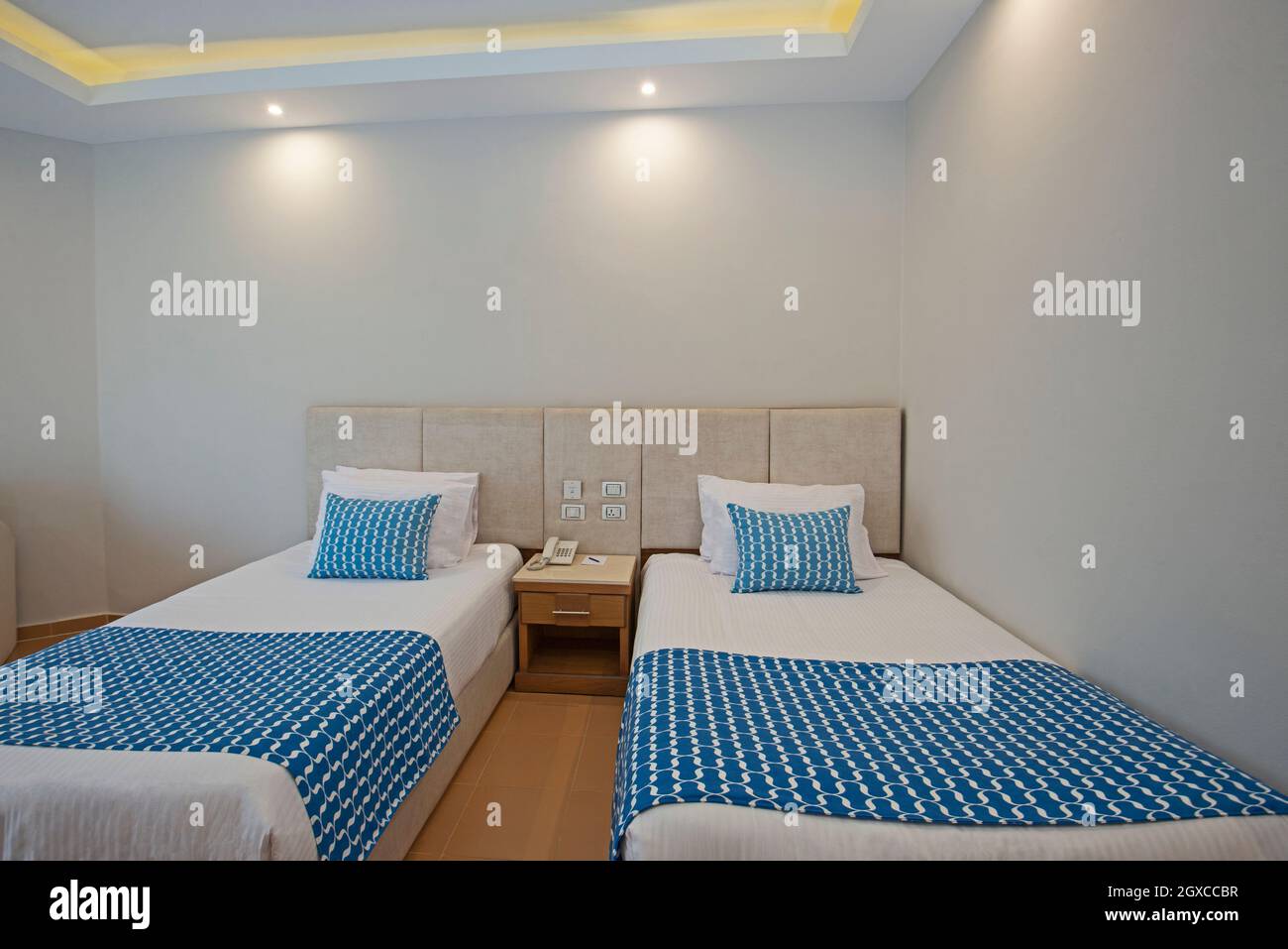 Due letti singoli nella suite di una lussuosa camera d'hotel che presenta interni di design Foto Stock