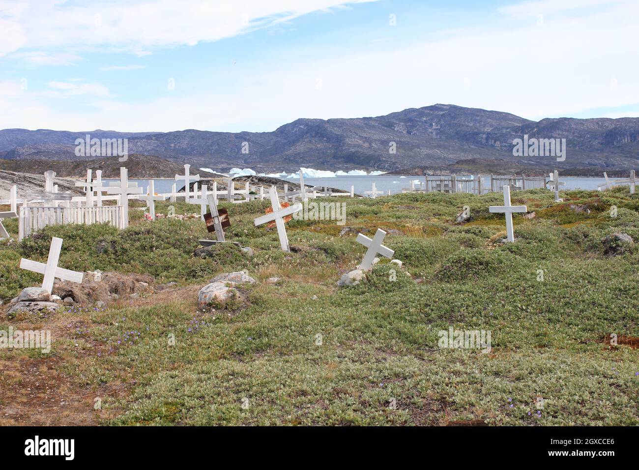 Antico cimitero Greenlandico con paesaggio costiero Foto Stock
