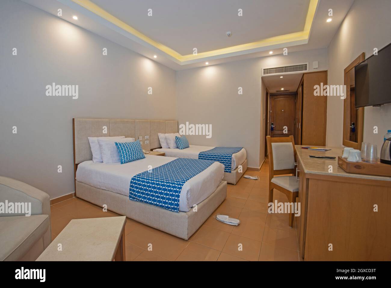 Due letti singoli nella suite di una lussuosa camera d'hotel con arredamento di design interno Foto Stock