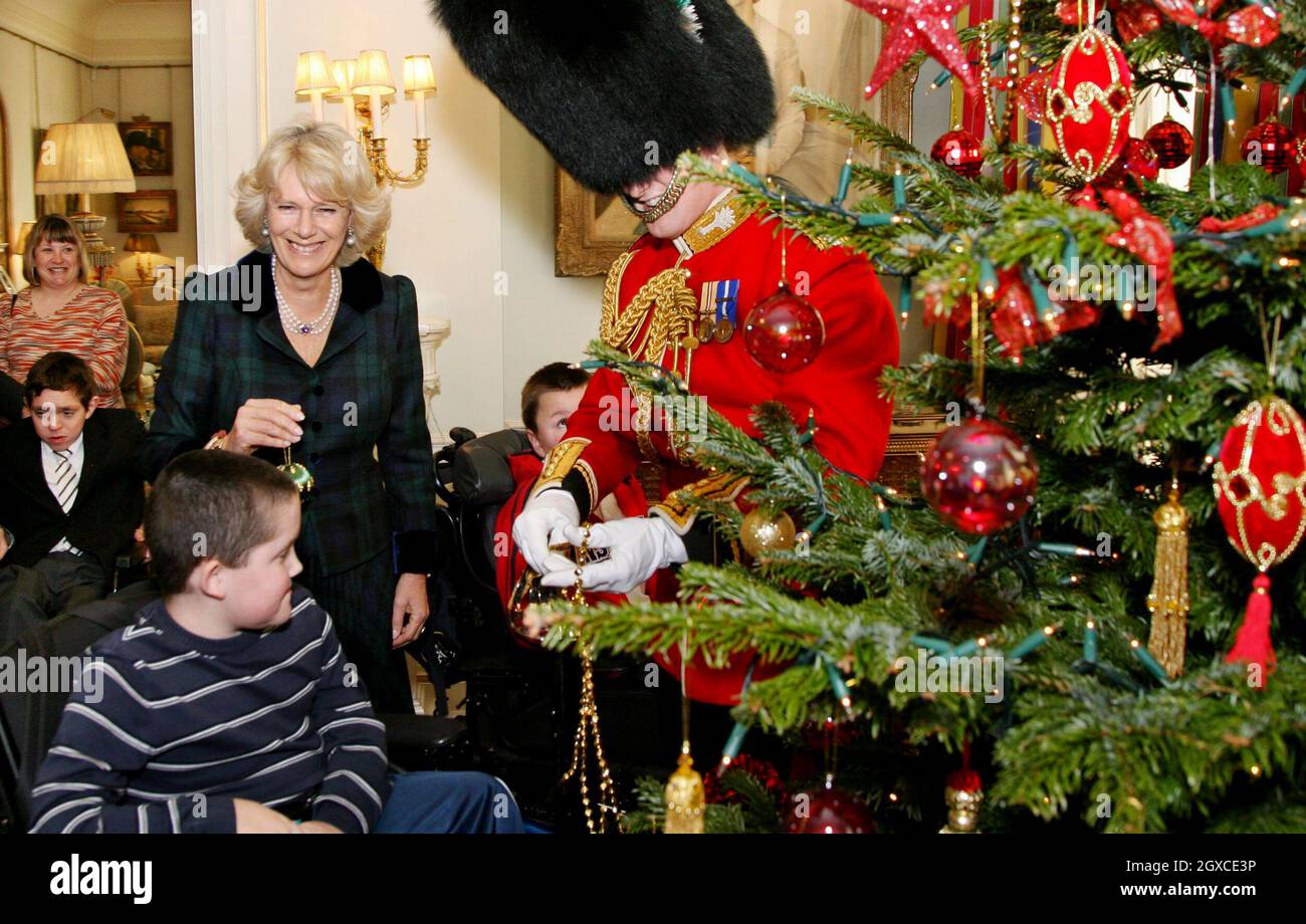 Camilla, Duchessa della Cornovaglia invita i residenti e il personale dell'Helen & Douglas House Hospice di Oxford a contribuire a decorare l'albero di Natale alla Clarence House di Londra. La duchessa è aiutata da Capt James Larner delle Guardie gallesi. Foto Stock