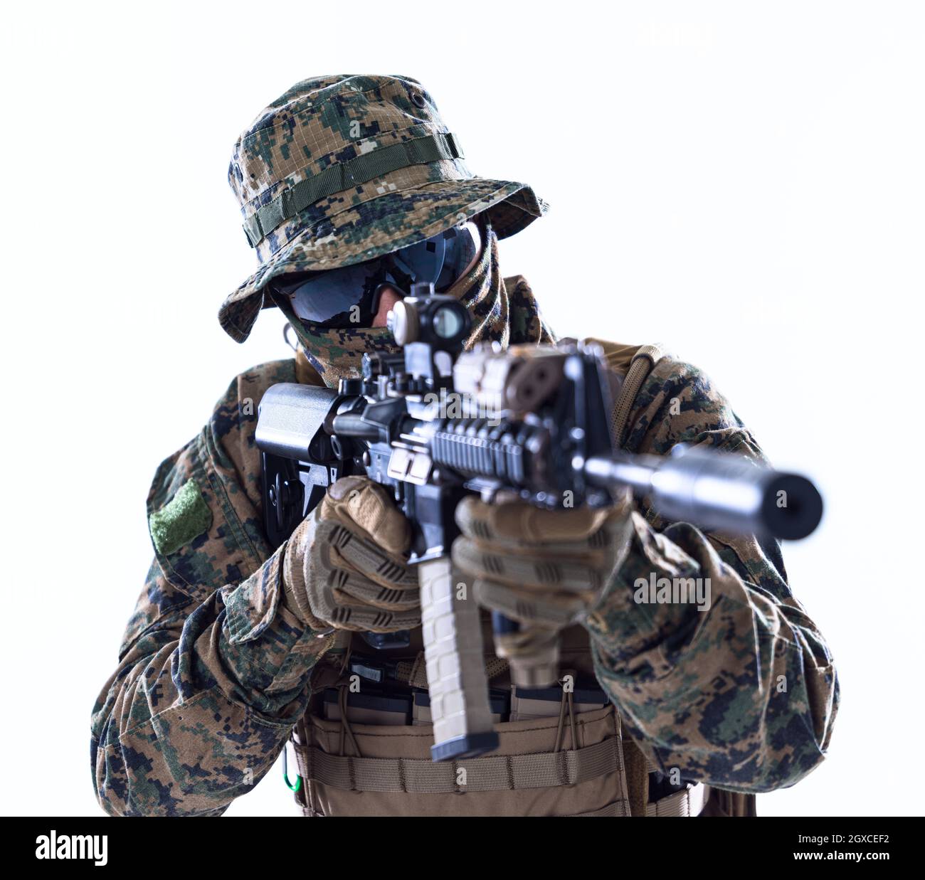 Modern Warfare american marines soldato finalizzate a combattere la posizione e la ricerca per destinazione isolato su sfondo bianco Foto Stock