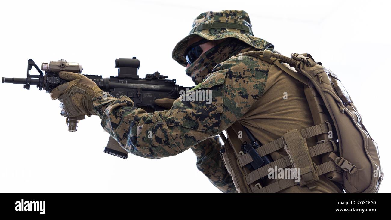 Modern Warfare american marines soldato finalizzate a combattere la posizione e la ricerca per destinazione isolato su sfondo bianco Foto Stock