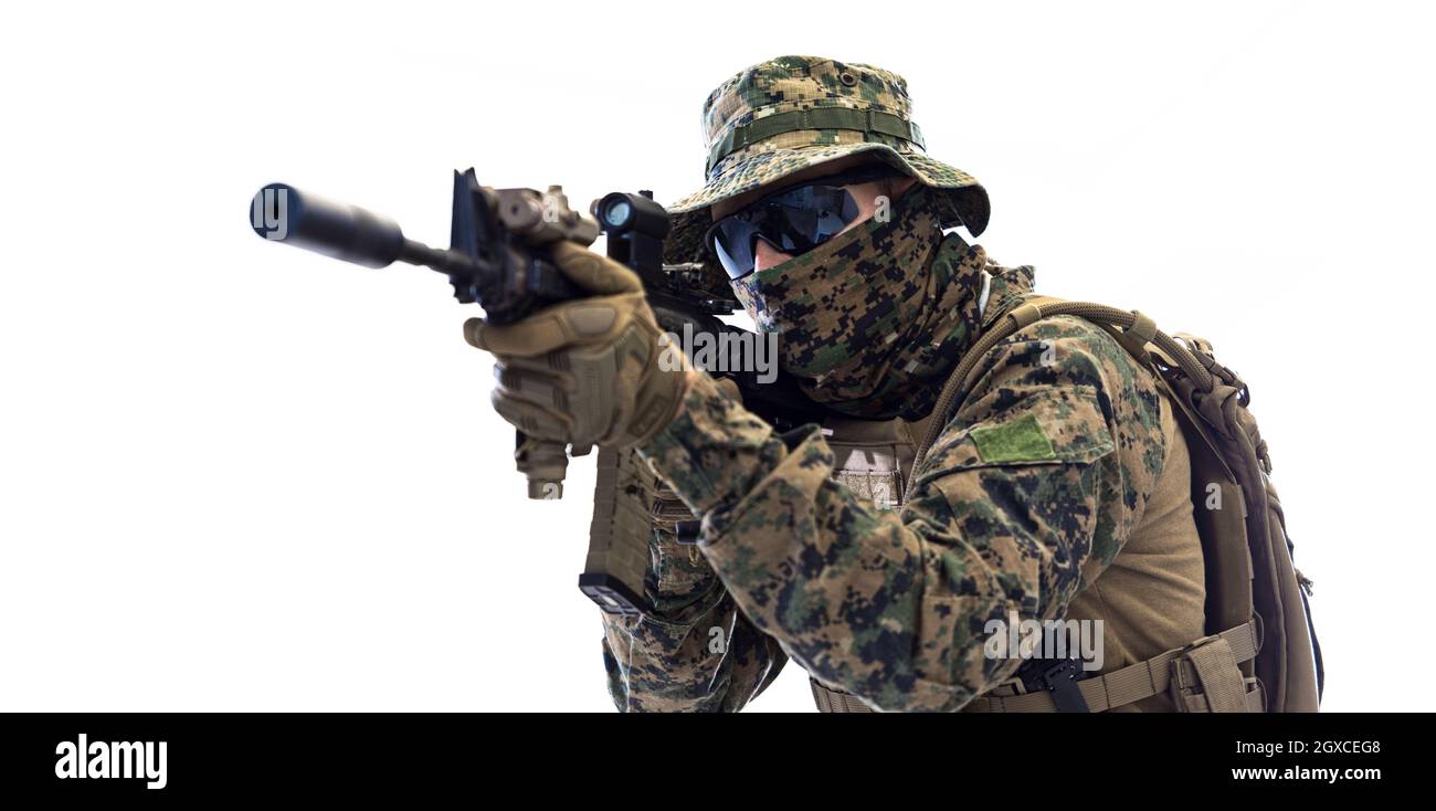 Modern Warfare american marines soldato finalizzate a combattere la posizione e la ricerca per destinazione isolato su sfondo bianco Foto Stock