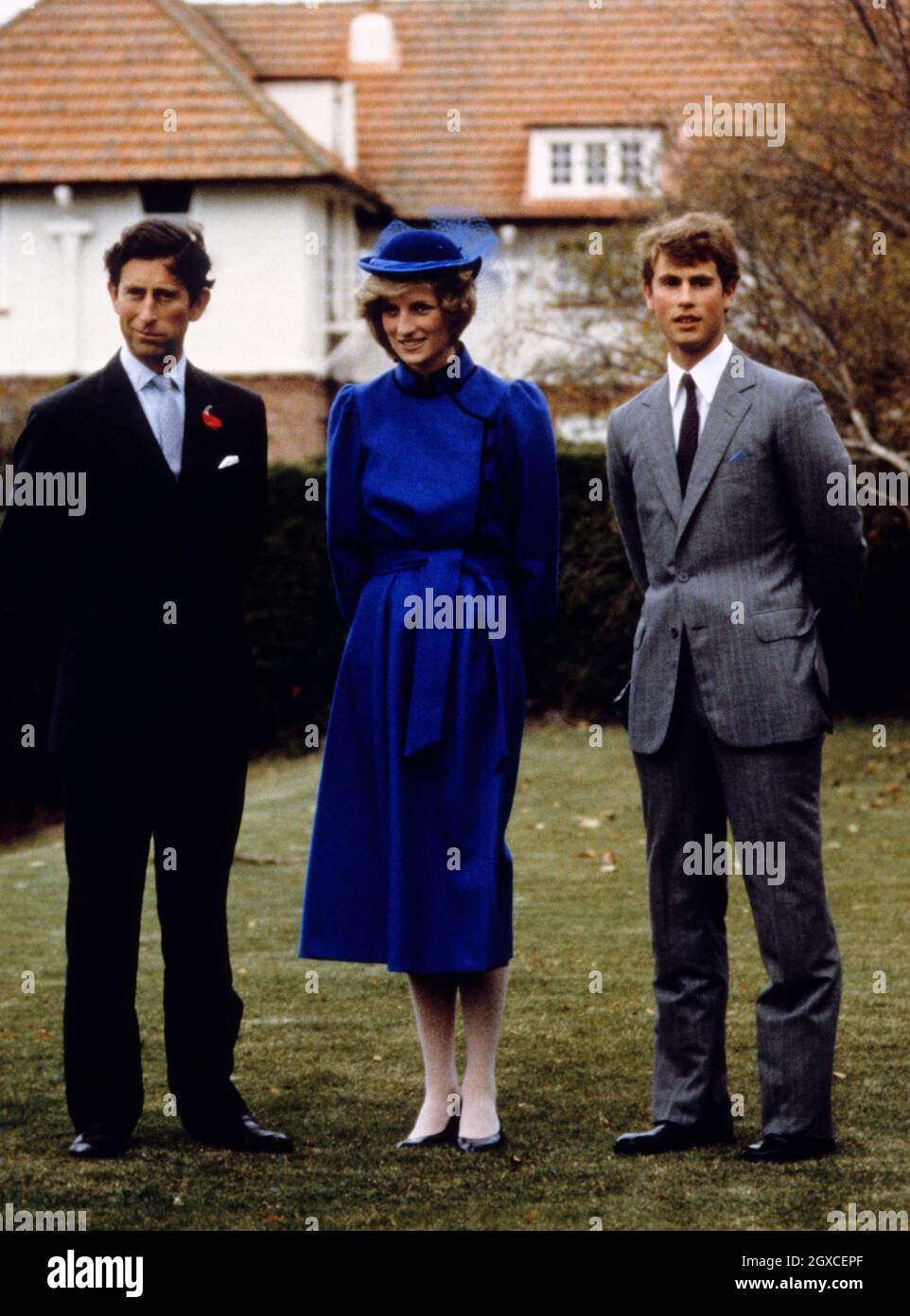 La Principessa Diana si trova tra il Principe Carlo e il Principe Edoardo, circa nel 1981 Foto Stock