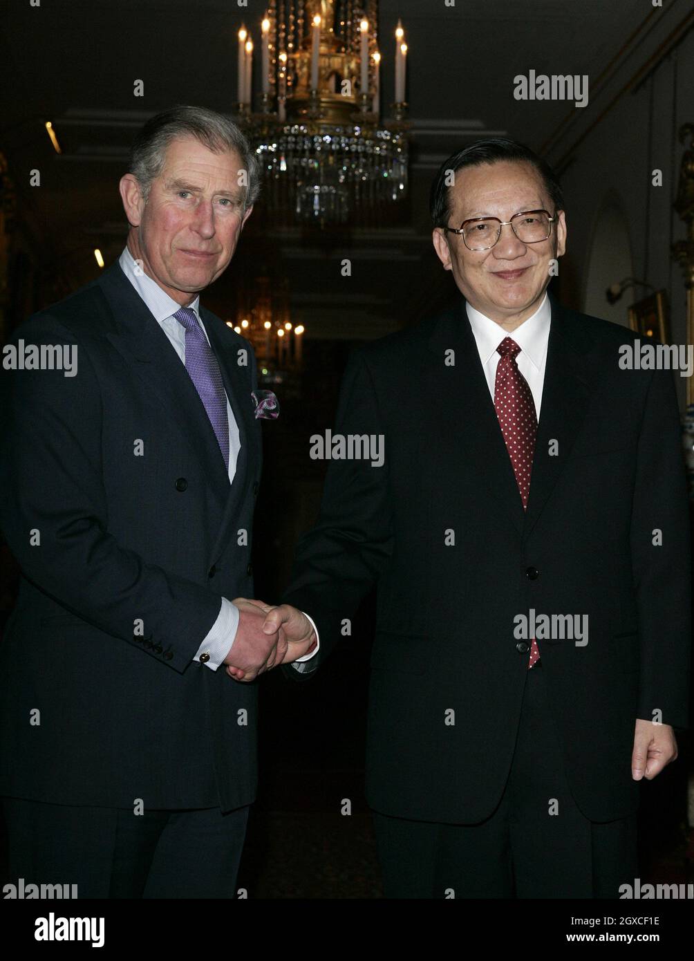 Il Principe Carlo, Principe del Galles, scuote le mani con il Consigliere di Stato cinese Tang Jiaxuan alla Clarence House il 19 febbraio 2008. Foto Stock