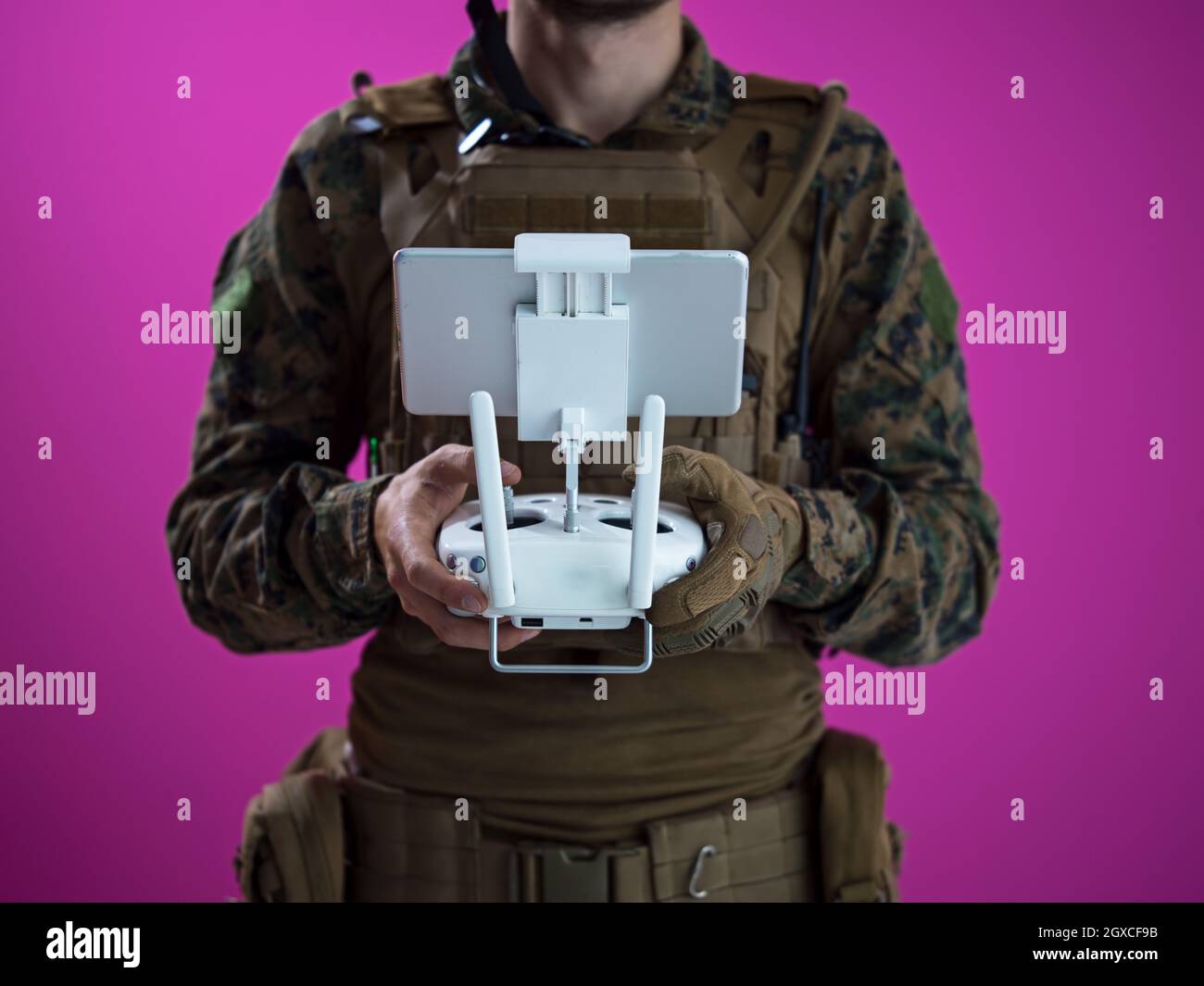Modern Warfare soldato come drone tecnico di controllo Foto Stock