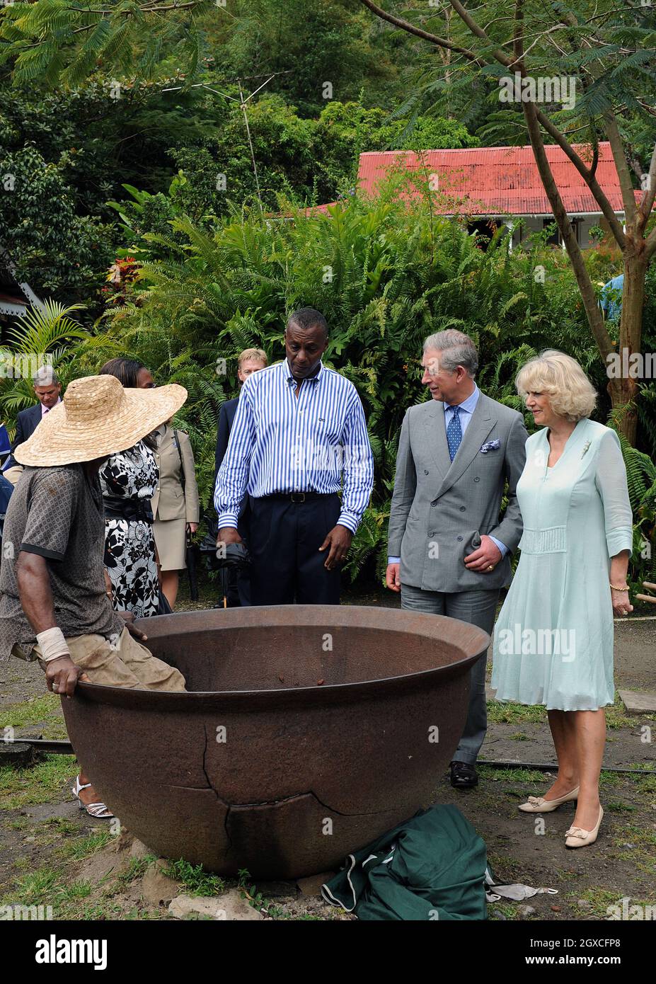 Il Principe Carlo, il Principe del Galles e Camilla, la duchessa della Cornovaglia alla piantagione di cacao Fond Doux a St Lucia, durante i quattro giorni del loro tour dei Caraibi. Foto Stock