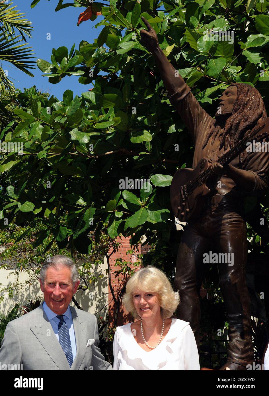 Il Principe Carlo, il Principe di Galles e Camilla, la Duchessa di Cornovaglia posa di fronte a una statua del figlio più famoso della Giamaica, Bob Marley, mentre arrivano all'ex casa del musicista, ora un museo, a Kingston, Giamaica. Foto Stock