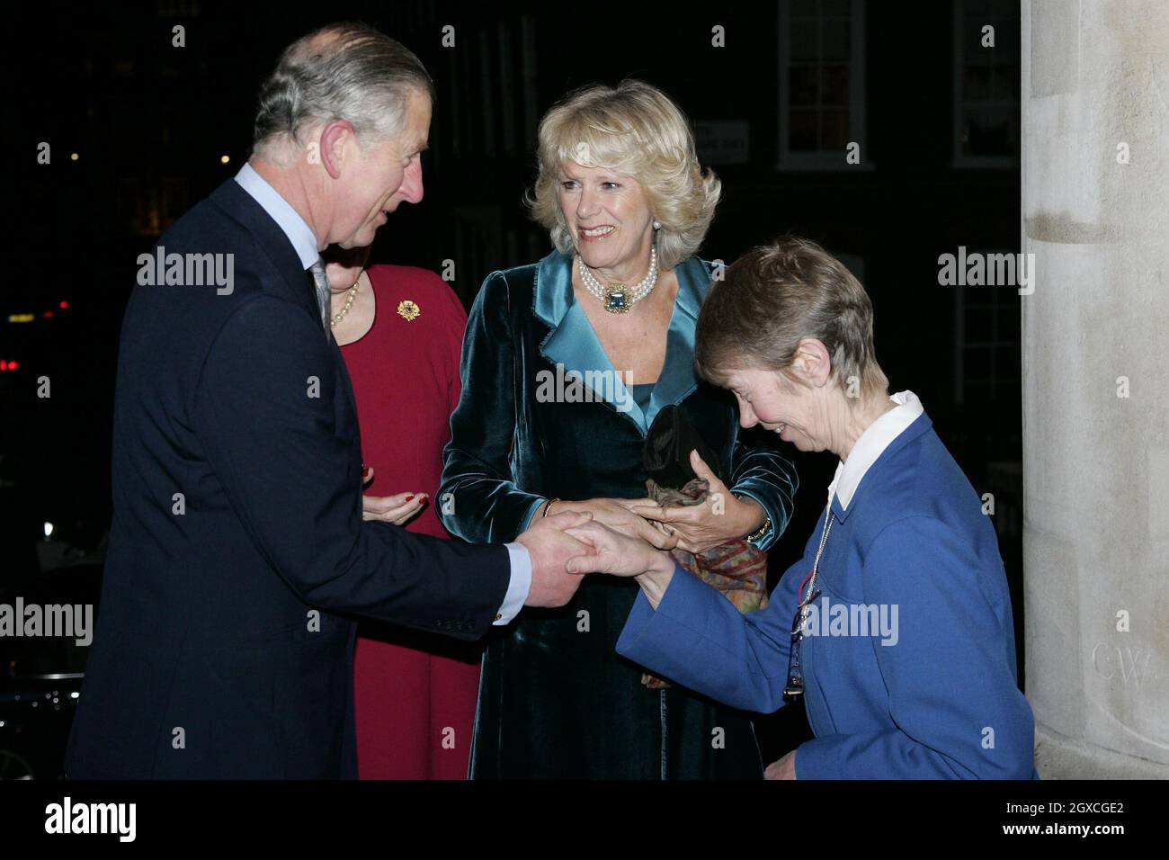 Prince Charles, Prince of Wales e Camilla, Duchessa di Cornovaglia incontra Suor Frances, fondatore della Helen e Douglas House, mentre arrivano per un concerto della London Chamber Orchestra a St John's Smith Square, Londra, per celebrare il 25° anniversario di Helen e Douglas House. Foto Stock