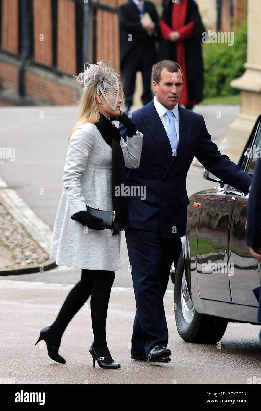 Peter Phillips e fidanzato Autumn Kelly lasciano la Cappella di San Giorgio al Castello di Windsor dopo il servizio del giorno di Pasqua. Foto Stock