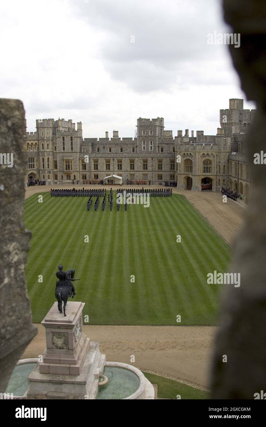 La guardia d'onore per la visita di Stato del presidente francese Nicolas Sarkozy al Castello di Windsor all'inizio della visita di due giorni nel Regno Unito. Foto Stock