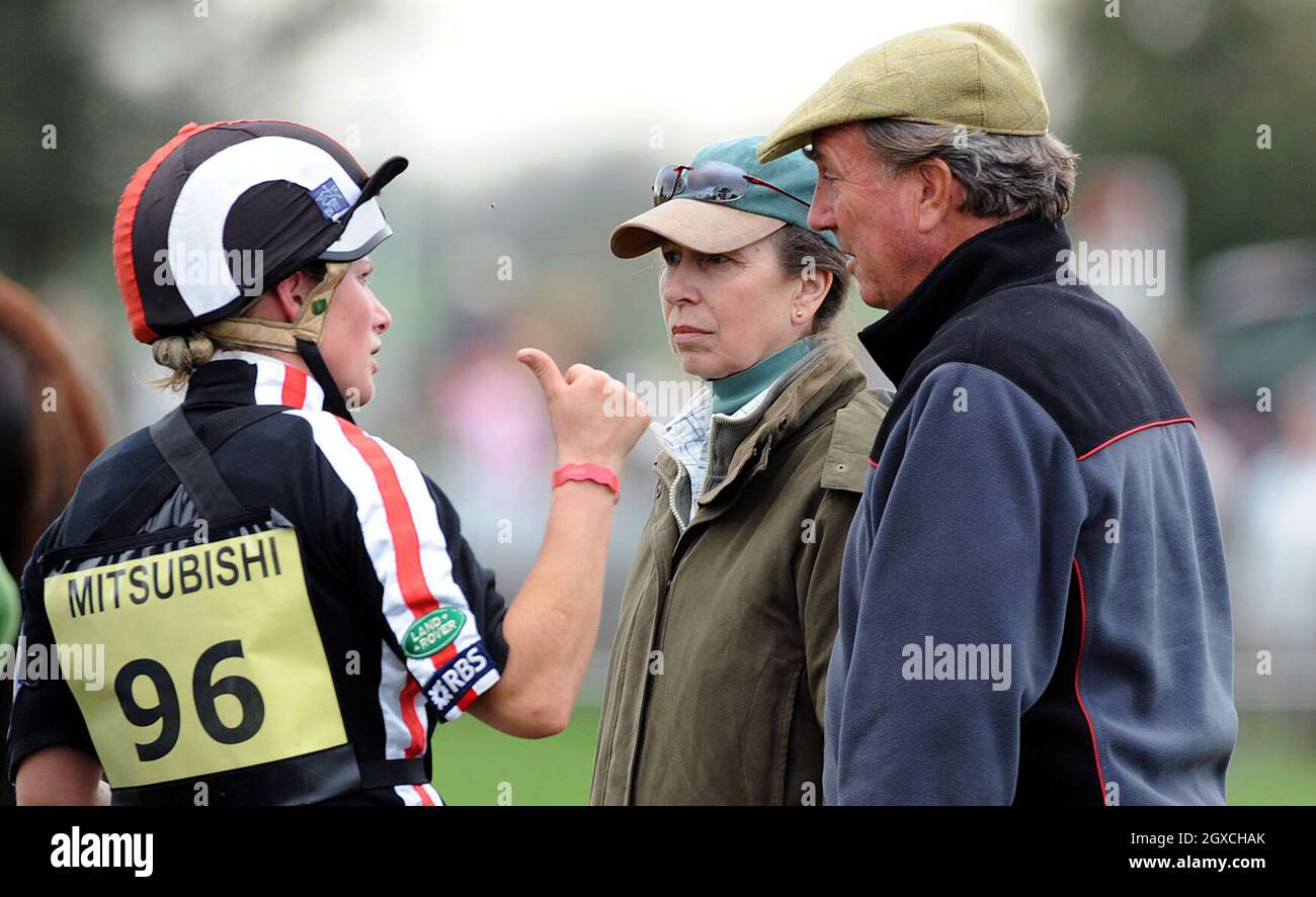 Zara Phillips parla con i suoi genitori, la Principessa Anne, la  Principessa reale e il Capitano Mark Phillips durante il terzo giorno delle  prove a cavallo di Badminton, in Inghilterra Foto stock -