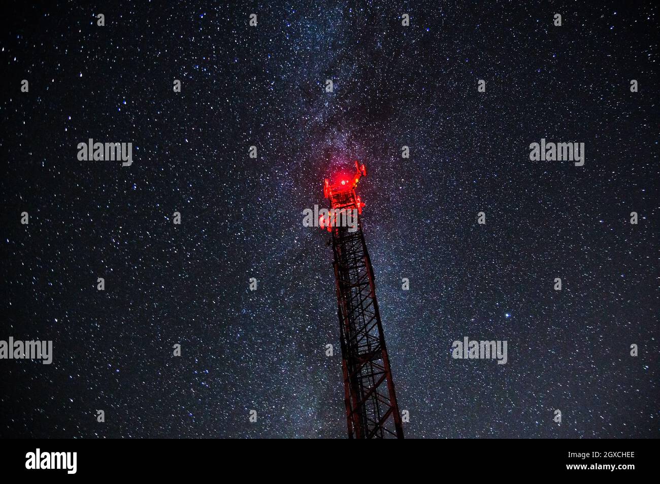 Cielo stellato e torre cellulare Foto Stock