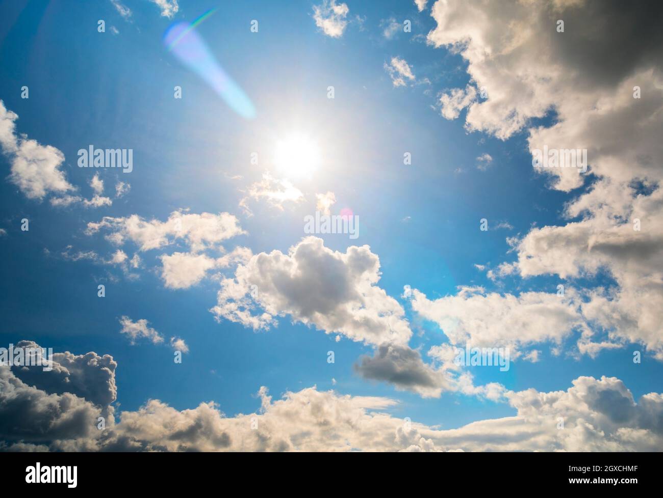 Sole e nuvole, tempo variabile Foto Stock