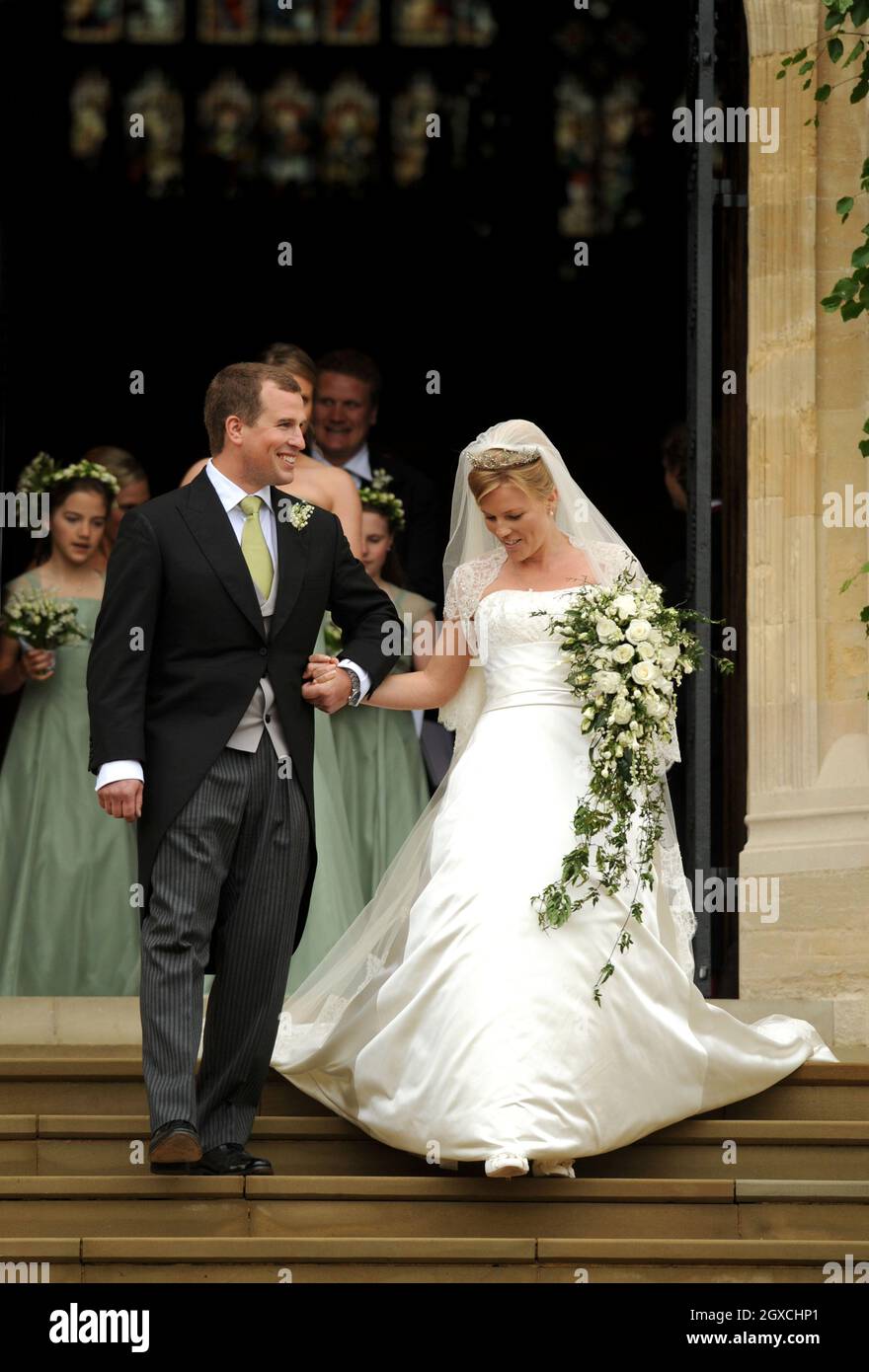 Peter Phillips e Autumn Kelly lasciano la Cappella di San Giorgio dopo la cerimonia di matrimonio al Castello di Windor, Windsor. Foto Stock