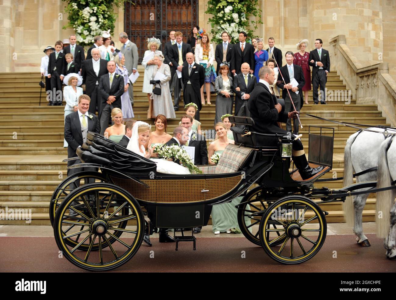 Peter Phillips e Autunno Kelly lasciano la Cappella di San Giorgio in carrozza trainata da cavalli dopo la cerimonia di matrimonio al Castello di Windor, Windsor. Foto Stock
