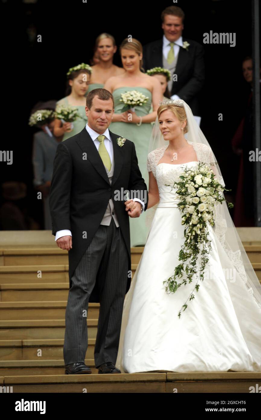 Peter Phillips e Autumn Kelly lasciano la Cappella di San Giorgio dopo la cerimonia di matrimonio al Castello di Windor, Windsor. Foto Stock