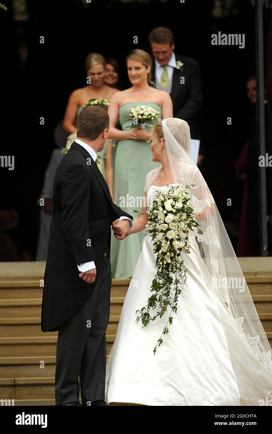 Peter Phillips e Autumn Kelly lasciano la Cappella di San Giorgio dopo la cerimonia di matrimonio al Castello di Windor, Windsor. Foto Stock