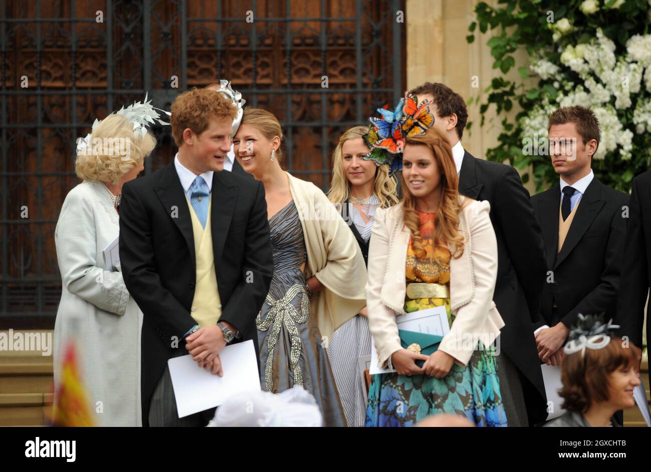 Il principe Harry e la principessa Beatrice lasciano la Cappella di San Giorgio dopo la cerimonia di matrimonio di Peter Phillips e l'autunno di Kelly al Castello di Windor, Windsor. Foto Stock