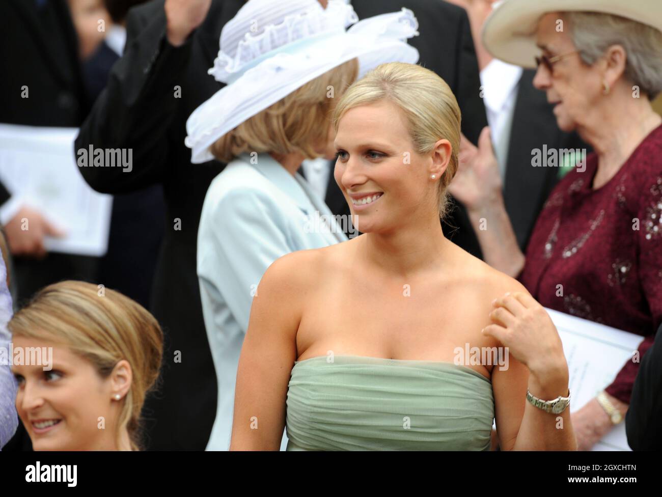 Zara Phillips lascia la Cappella di San Giorgio dopo la cerimonia di matrimonio del fratello Peter Phillips e l'autunno Kelly al Castello di Windor, Windsor. Foto Stock