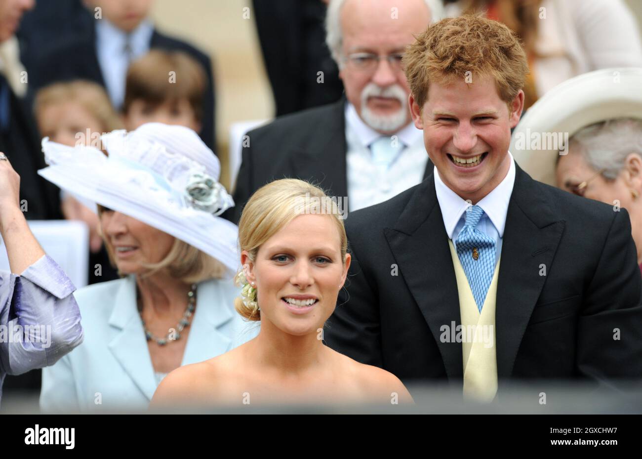 Zara Phillips e il Principe Harry fuori dalla Cappella di San Giorgio dopo la cerimonia di matrimonio di Peter Phillips e l'autunno di Kelly al Castello di Windor, Windsor. Foto Stock
