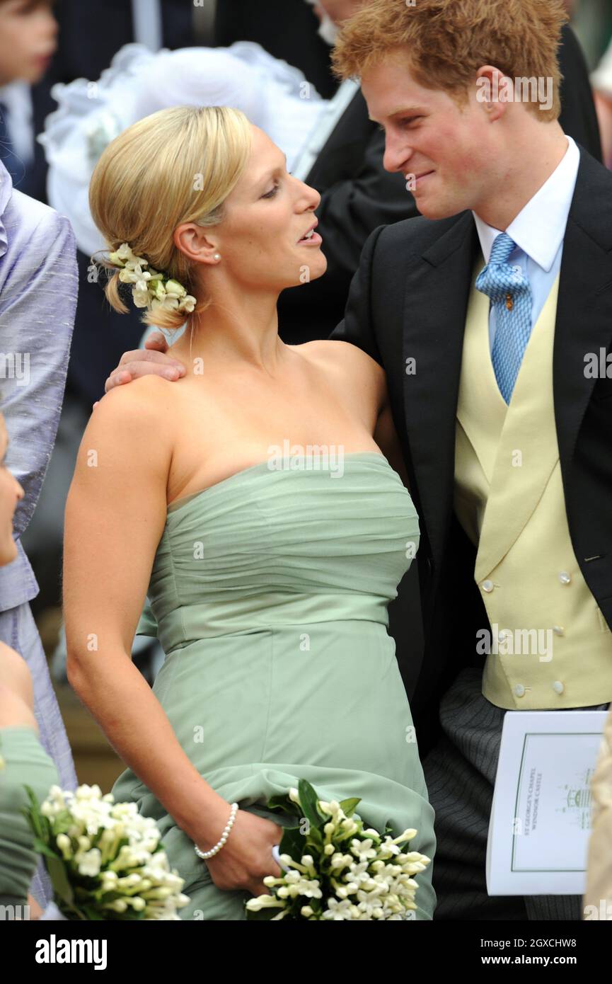 Zara Phillips e il Principe Harry fuori dalla Cappella di San Giorgio dopo la cerimonia di matrimonio di Peter Phillips e l'autunno di Kelly al Castello di Windor, Windsor. Foto Stock