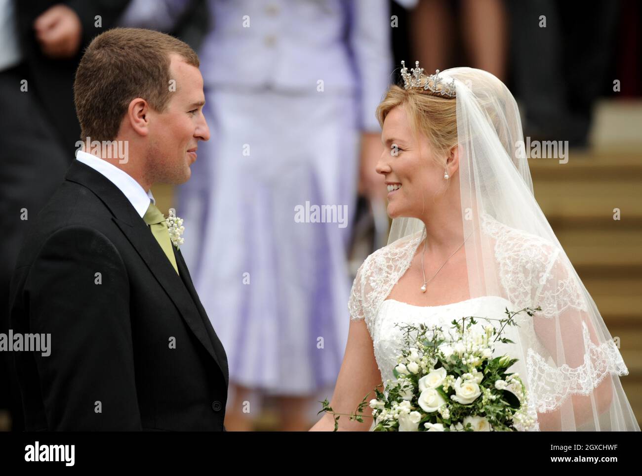 Peter Phillips e Autumn Kelly lasciano la Cappella di San Giorgio dopo la cerimonia di matrimonio al Castello di Windor, Windsor. Foto Stock