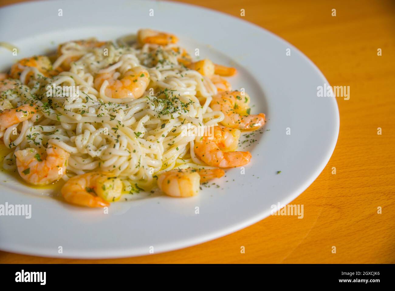 Spaghetti con gamberi, prezzemolo e olio d'oliva. Foto Stock