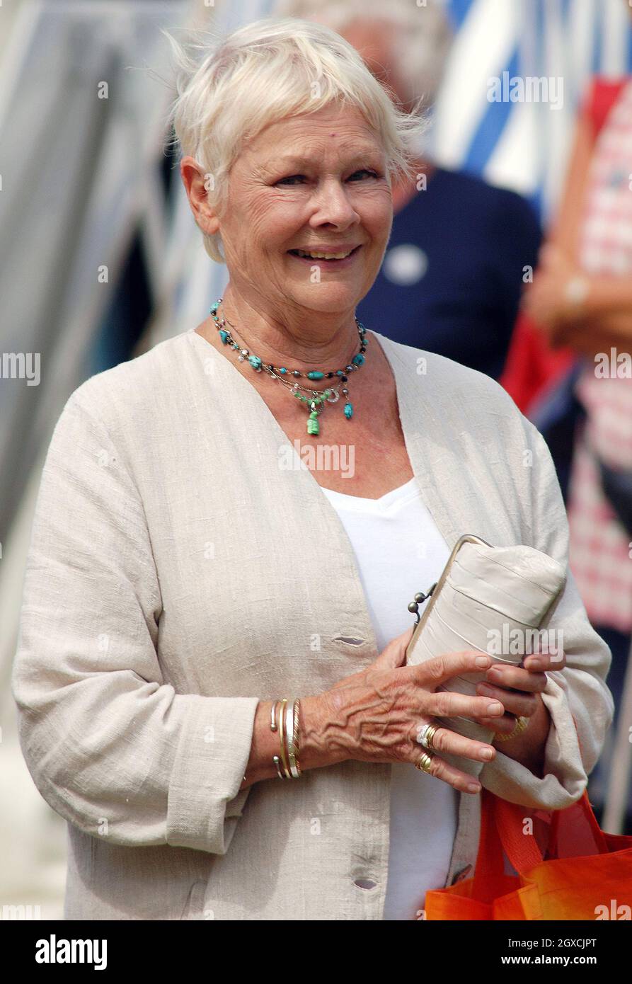 Dame Judi Dench visita la mostra dei fiori di Sandringham il 30 luglio 2008 a Sandringham, Inghilterra. Foto Stock