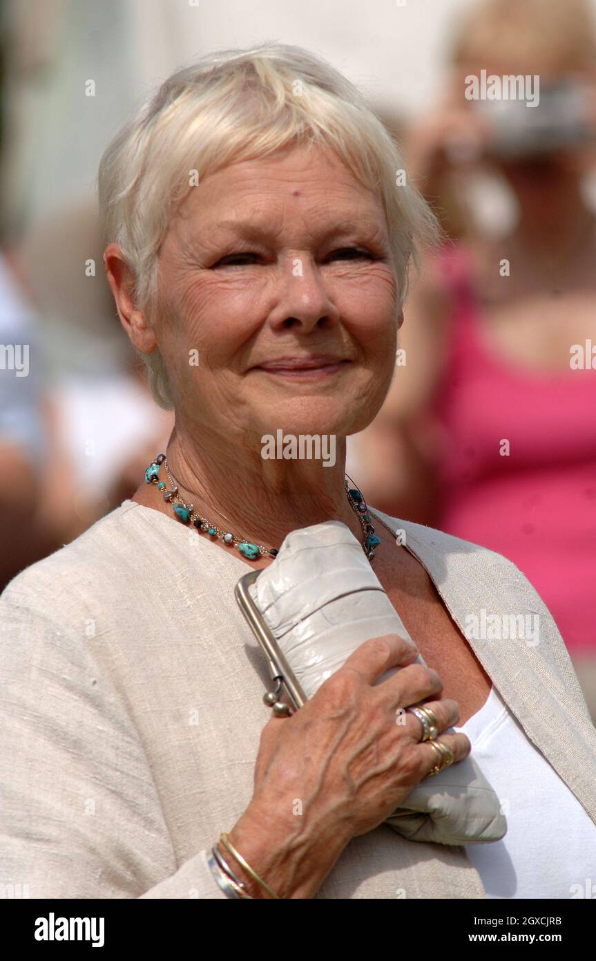 Dame Judi Dench visita la mostra dei fiori di Sandringham il 30 luglio 2008 a Sandringham, Inghilterra. *** Didascalia locale *** Foto Stock