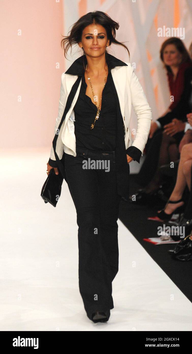 Monica Cruz al Fashion for Relief Show durante la settimana della moda di Londra Primavera/Estate 2009 a Londra. Foto Stock