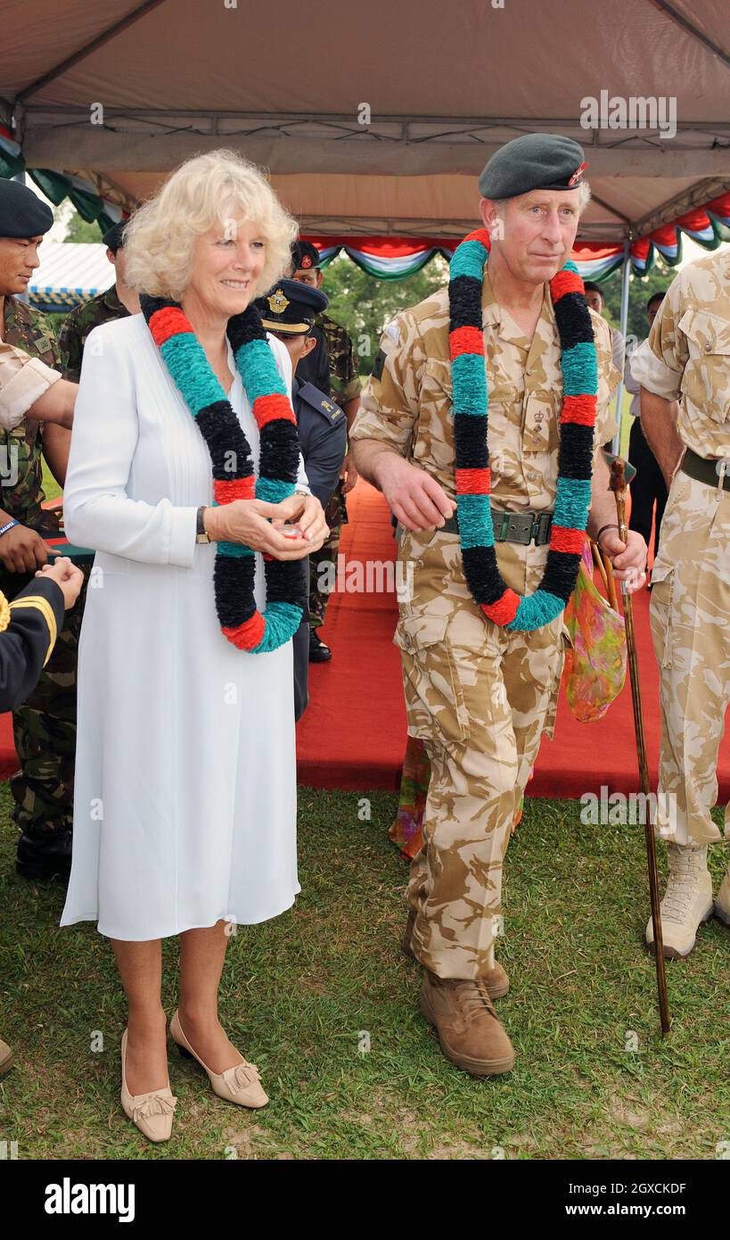 Il Principe di Galles e la Duchessa di Cornovaglia indossano delle ghirlande durante una visita alla guarnigione di Seria a Brunei per una parte del Tour reale dell'Estremo Oriente. Foto Stock